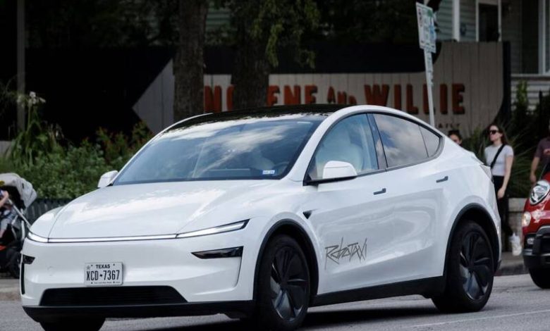 تاکسی روباتیک تسلا بدون راننده در شهر می چرخد